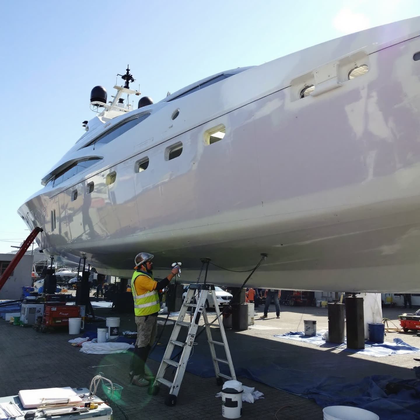 Yate en varadero preparado para pintura y antifouling